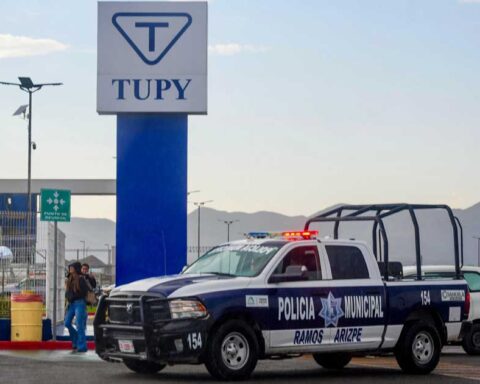 Patrulla de la Policía Municipal de Ramos Arizpe en el exterior de la empresa Tupy.