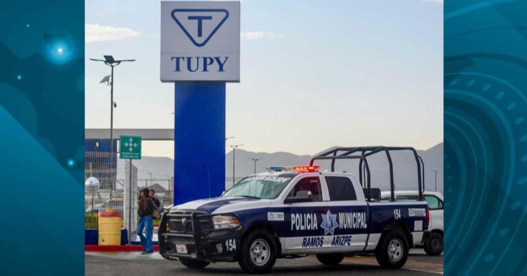 Patrulla de la Policía Municipal de Ramos Arizpe en el exterior de la empresa Tupy.
