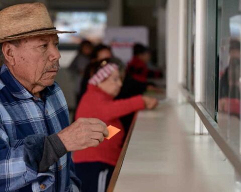 Hombre pagando el predial en Saltillo.