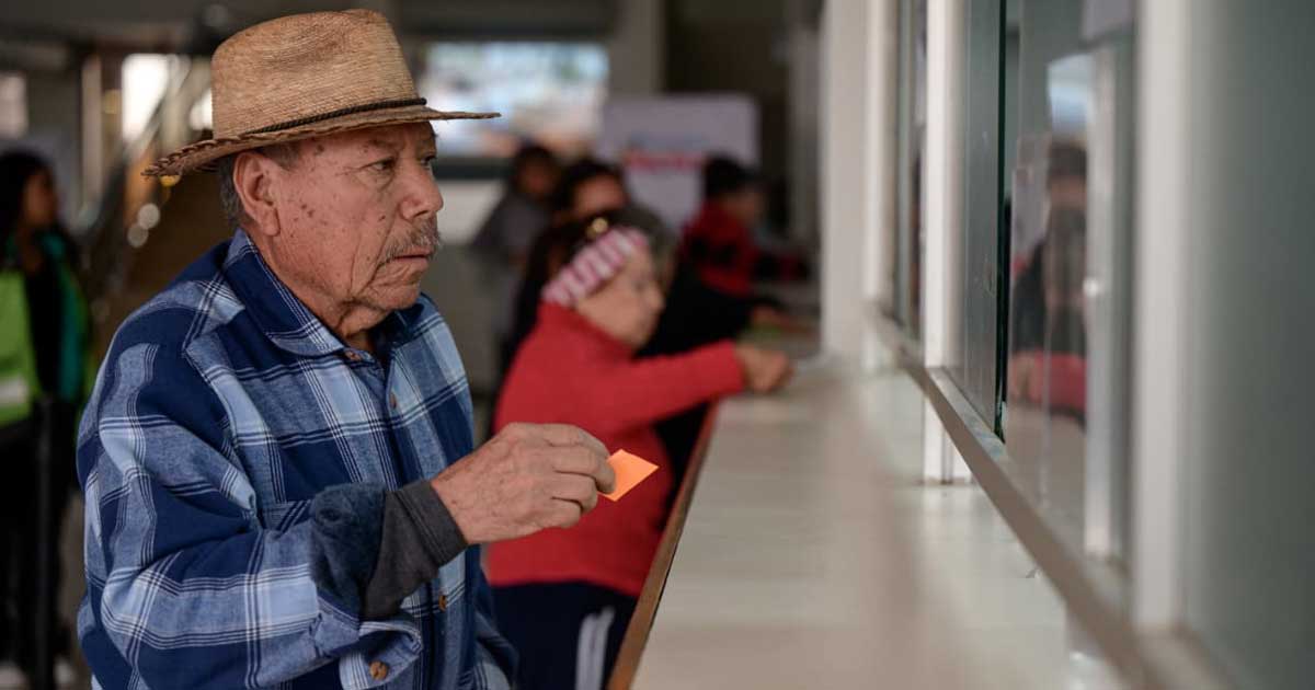 Hombre pagando el predial en Saltillo.
