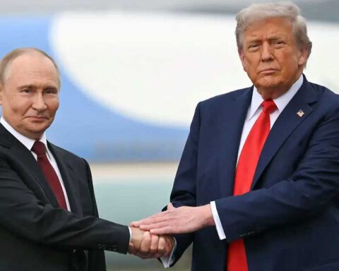 Vladimir Putin y Donald Trump, presidentes de Rusia y Estados Unidos, dándose la mano.