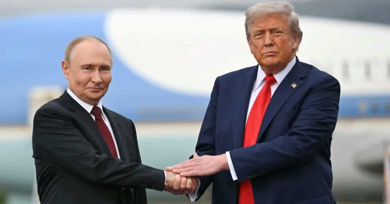 Vladimir Putin y Donald Trump, presidentes de Rusia y Estados Unidos, dándose la mano.