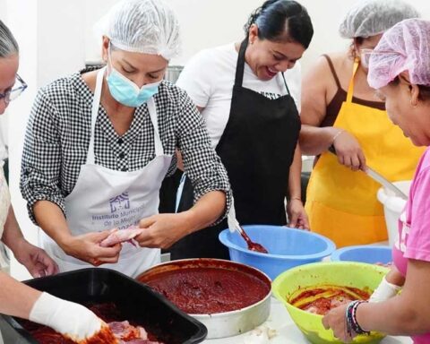 Personas en el taller de cárnicos en centro comunitario de Torreón.