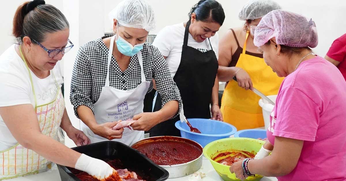 Personas en el taller de cárnicos en centro comunitario de Torreón.