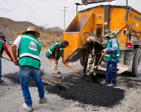 Trabajadores realizan bacheo en Ramos Arizpe.