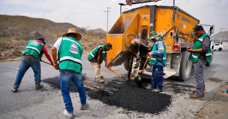 Trabajadores realizan bacheo en Ramos Arizpe.