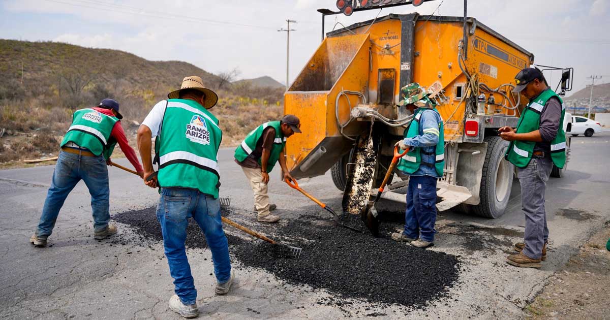 Trabajadores realizan bacheo en Ramos Arizpe.