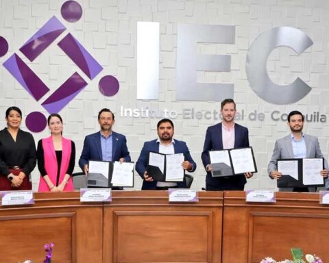 Firma de convenio en el IEC.