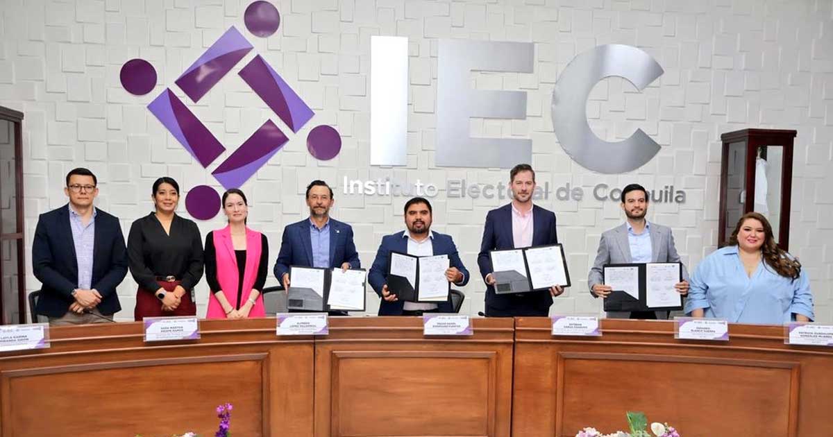Firma de convenio en el IEC.