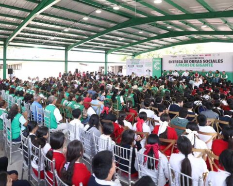 Evento de entrega de obras con una multitud sentada.