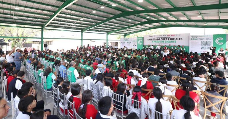 Evento de entrega de obras con una multitud sentada.