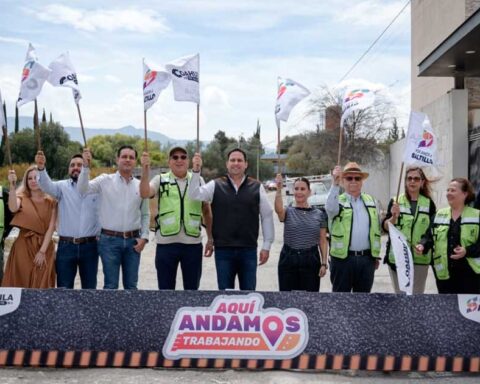 Funcionarios dando el banderazo para obra en Saltillo.