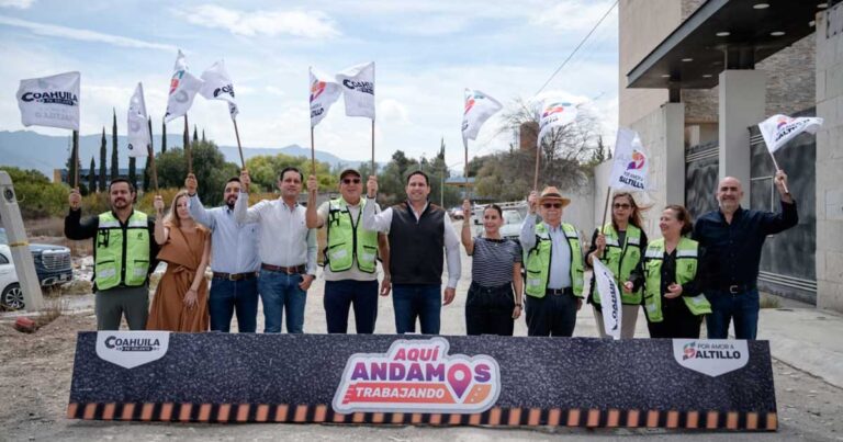 Funcionarios dando el banderazo para obra en Saltillo.