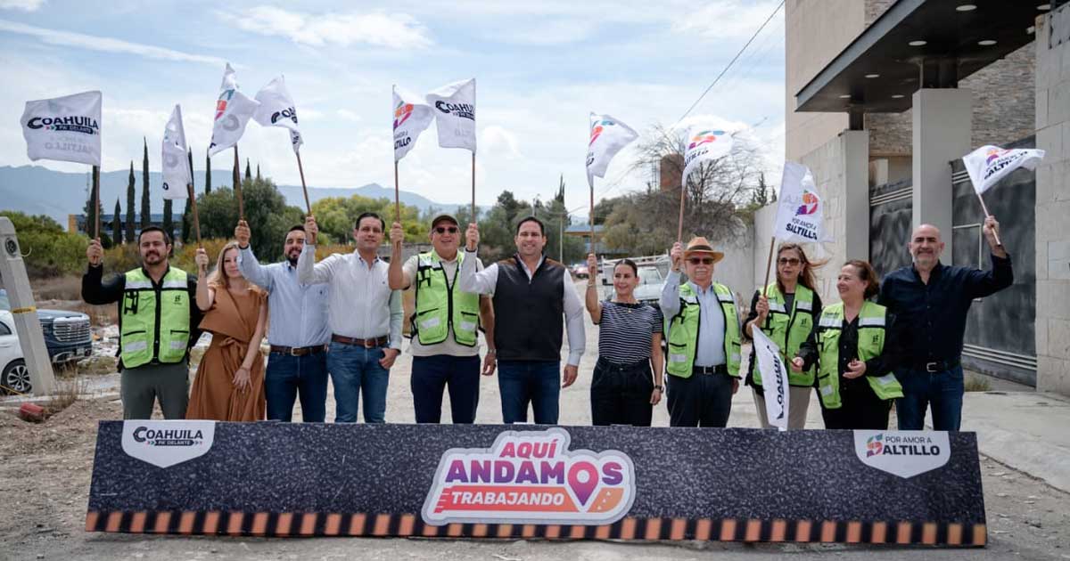 Funcionarios dando el banderazo para obra en Saltillo.