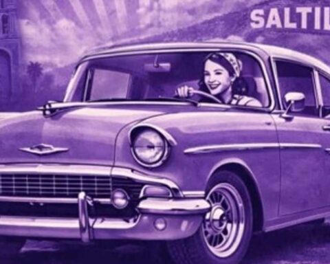 Publicidad con una mujer al volante de un auto clásico en fondo violeta.