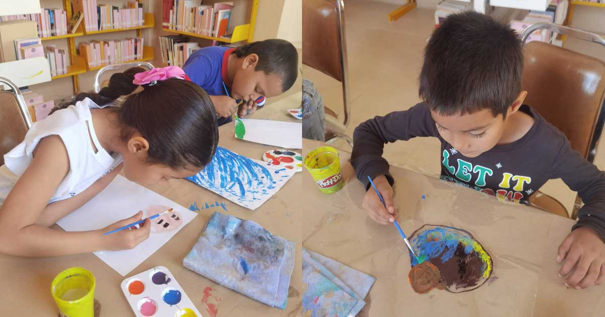 Niños pintando en los talleres.