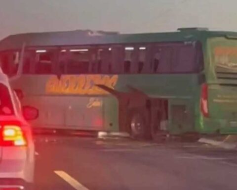 Autobús accidentado en la carretera 57.