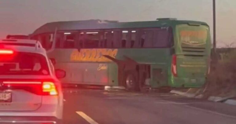 Autobús accidentado en la carretera 57.
