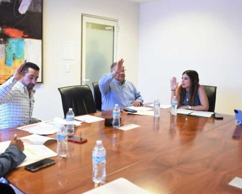Integrantes de comisiones aprobando la beca en Torreón.