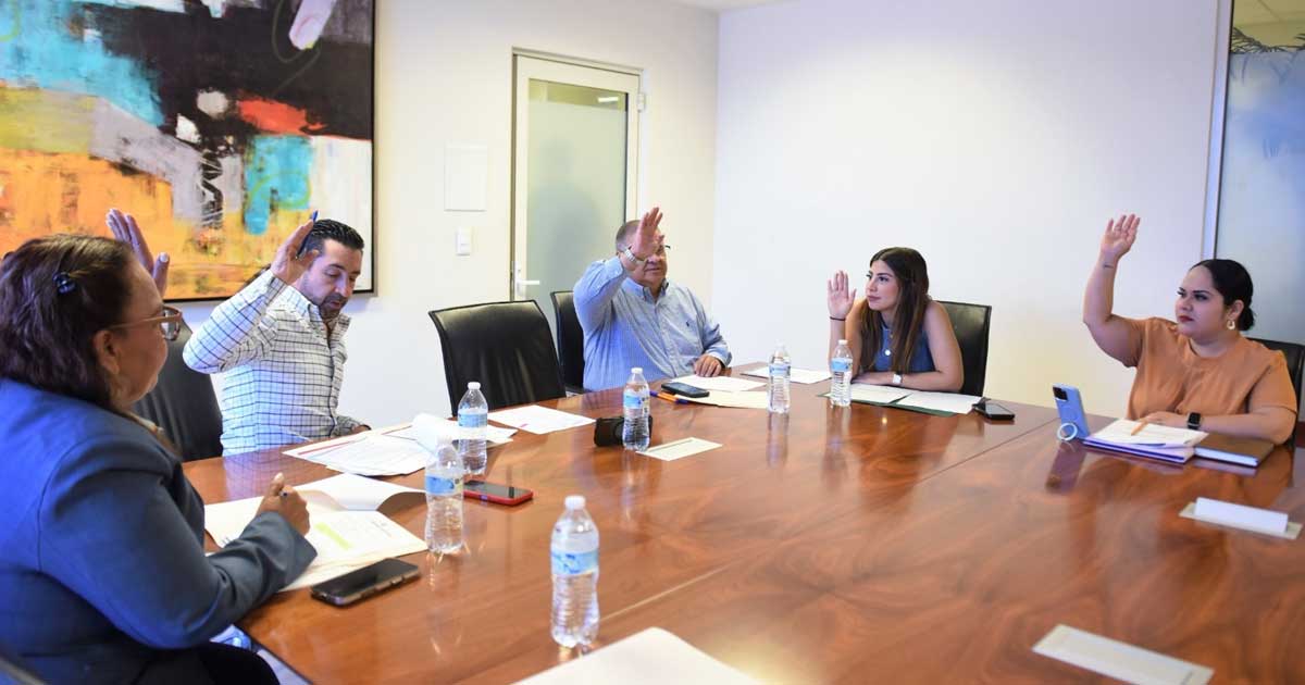 Integrantes de comisiones aprobando la beca en Torreón.