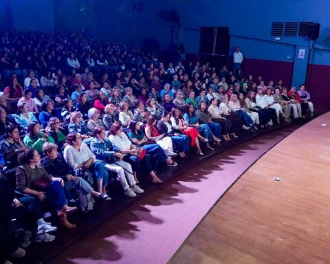 Cientos de mujeres escuchando la conferencia en el Teatro de la Ciudad en Ramos Arizpe.