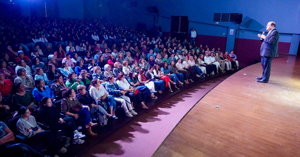Cientos de mujeres escuchando la conferencia en el Teatro de la Ciudad en Ramos Arizpe.