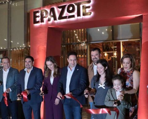 Inauguración y corte de listón del restaurante Epazote en Saltillo.