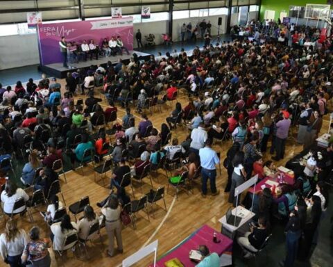 Vista aérea de la Feria de la Mujer y los cientos de asistentes en Saltillo.