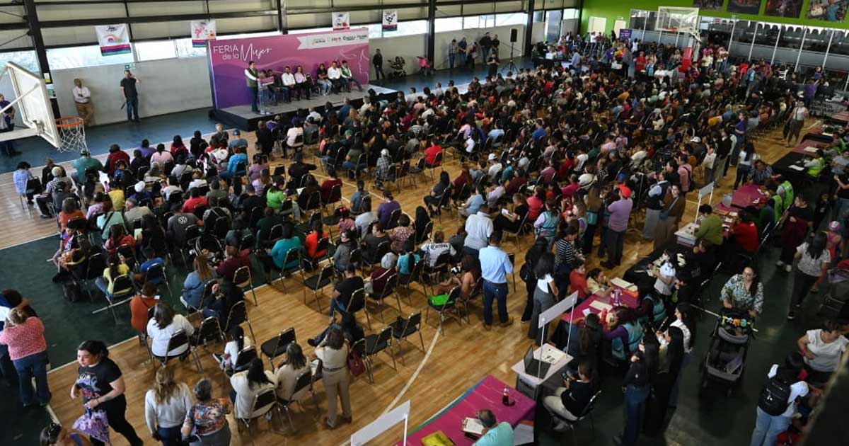 Vista aérea de la Feria de la Mujer y los cientos de asistentes en Saltillo.