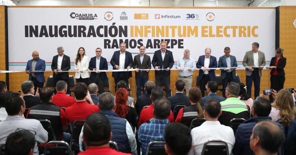 Funcionarios cortando el listón de inauguración en Ramos Arizpe.