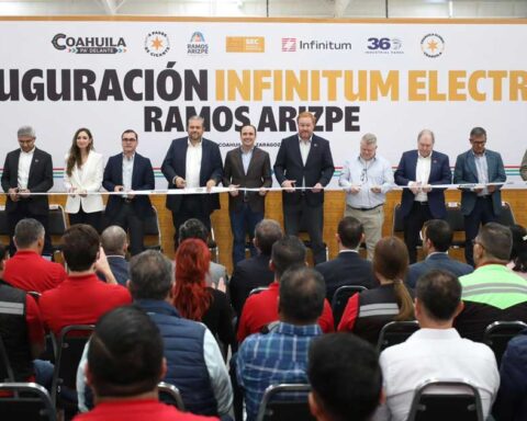 Funcionarios cortando el listón de inauguración en Ramos Arizpe.
