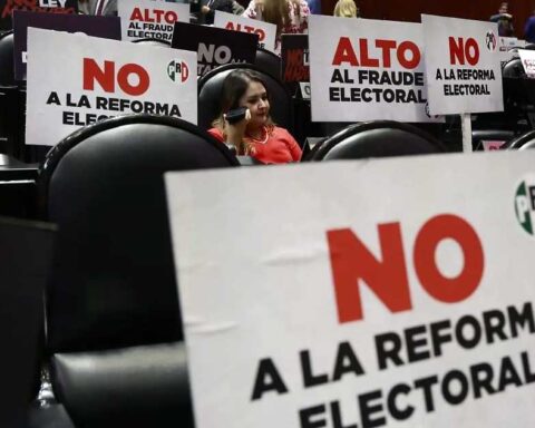 Pancartas en San Lázaro rechazando la reforma electoral en México.