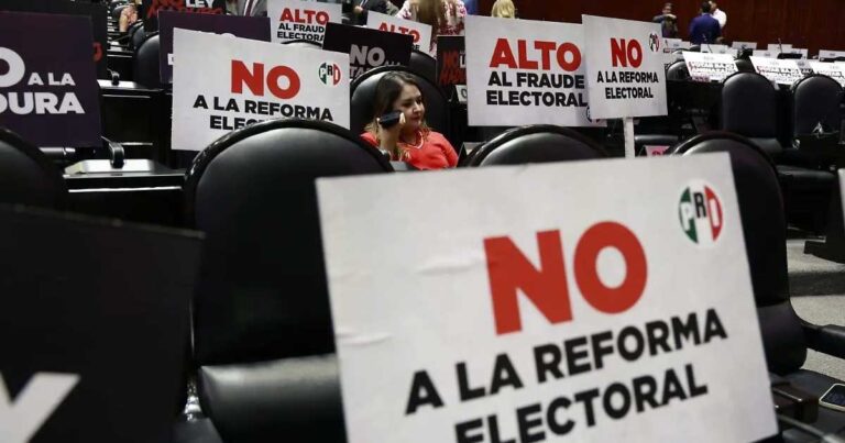 Pancartas en San Lázaro rechazando la reforma electoral en México.