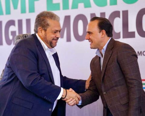 El alcalde de Ramos Arizpe Tomás Gutiérrez dando la mano al gobernador de Coahuila Manolo Jiménez.