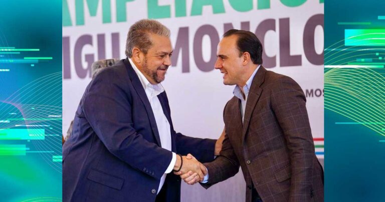 El alcalde de Ramos Arizpe Tomás Gutiérrez dando la mano al gobernador de Coahuila Manolo Jiménez.