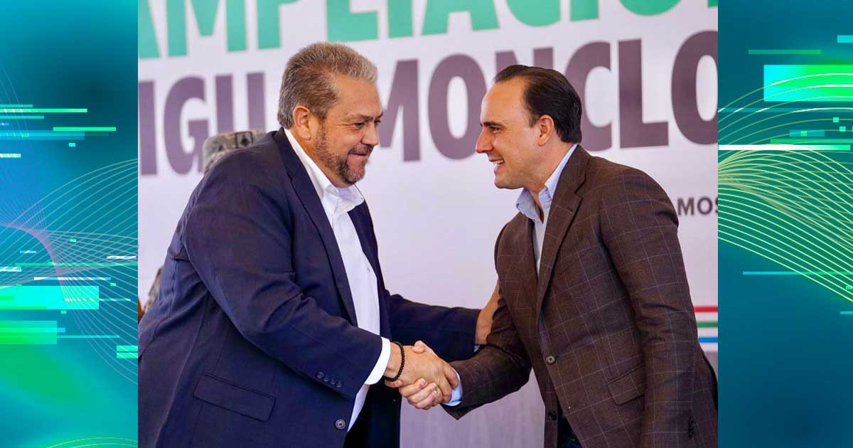 El alcalde de Ramos Arizpe Tomás Gutiérrez dando la mano al gobernador de Coahuila Manolo Jiménez.