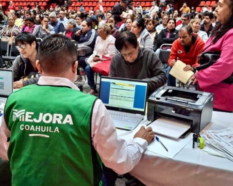 Personas en la Brigada del Registro Civil en Torreón.