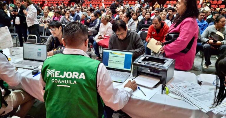 Personas en la Brigada del Registro Civil en Torreón.