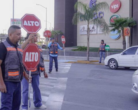Personal marcando el paso peatonal en cruce de Torreón.