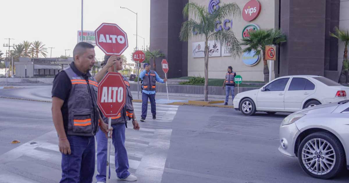 Personal marcando el paso peatonal en cruce de Torreón.