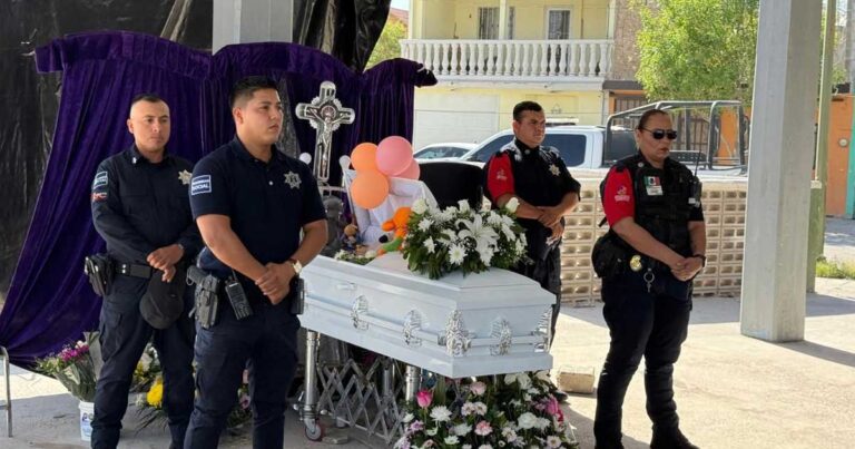 Policías haciendo guardia de honor alrededor del ataúd de la niña fallecida.