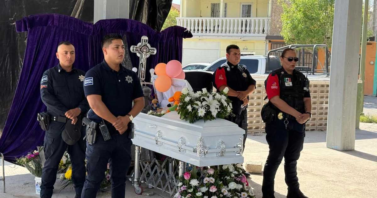 Policías haciendo guardia de honor alrededor del ataúd de la niña fallecida.