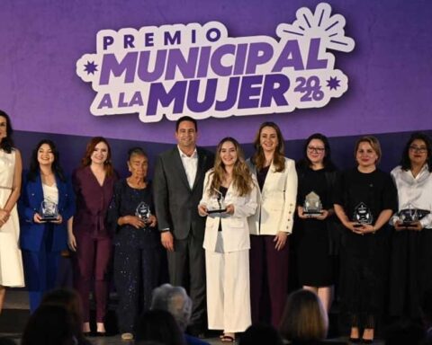 Funcionarios entregando el Premio Municipal a la Mujer en Saltillo.