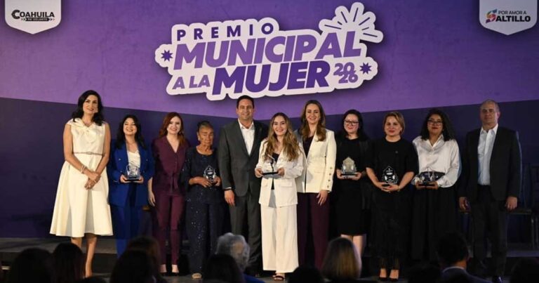 Funcionarios entregando el Premio Municipal a la Mujer en Saltillo.