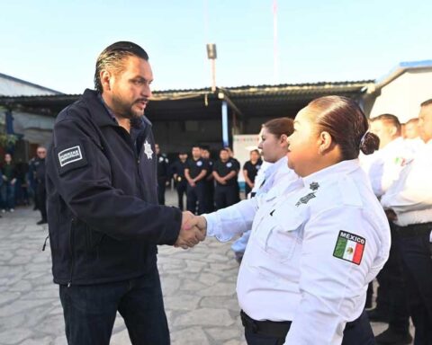 Alcalde de Monclova Carlos Villarreal dando la mano a una mujer policía.