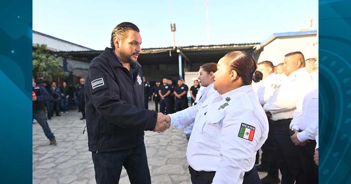 Alcalde de Monclova Carlos Villarreal dando la mano a una mujer policía.