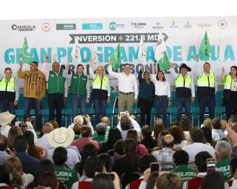 El gobernador Manolo Jiménez y otros funcionarios dando el banderazo de arranque del programa de agua en la región carbonífera de Coahuila.