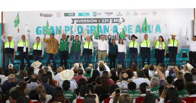 El gobernador Manolo Jiménez y otros funcionarios dando el banderazo de arranque del programa de agua en la región carbonífera de Coahuila.