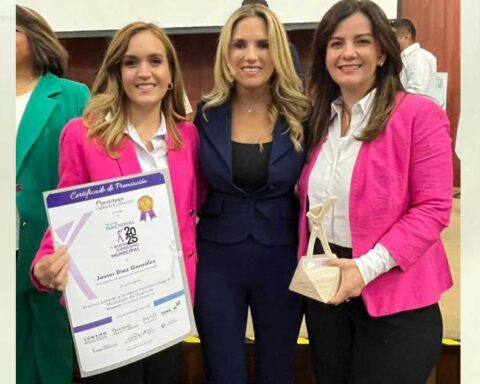 Funcionarias del DIF Saltillo portando un reconocimiento.