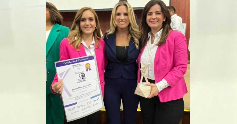 Funcionarias del DIF Saltillo portando un reconocimiento.